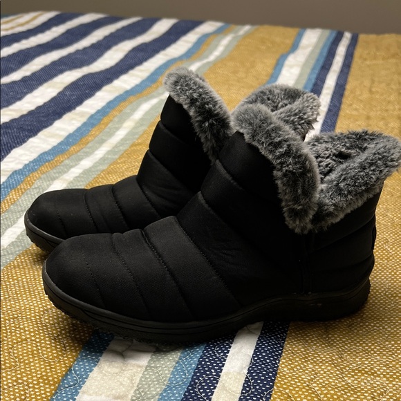 Minnetonka Black and Gray Fur Winter Boots sz 7 - Picture 1 of 9